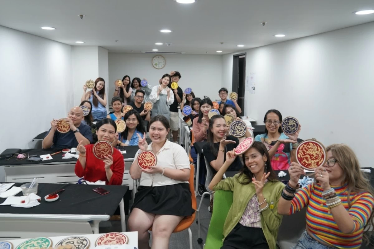 Korean artist Seo Jungyeon with participants at the “King’s Robe: Traditional Painting Workshop” held on April 17 at the Korean Cultural Center (KCC) in the Philippines (Photo: KCC Philippines) 
