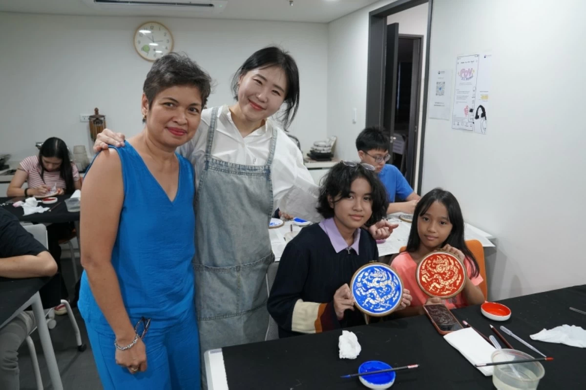 Korean artist Seo Jungyeon (second from left) with participants at the “King’s Robe: Traditional Painting Workshop” held on April 17 at the Korean Cultural Center (KCC) in the Philippines (Photo: KCC Philippines) 