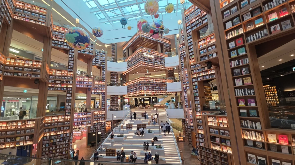 The Starfield Suwon Library in Suwon, South Korea (Jonathan HIcap)