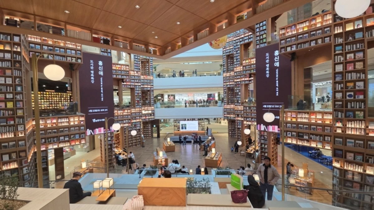 The Starfield Suwon Library in Suwon, South Korea (Jonathan HIcap)