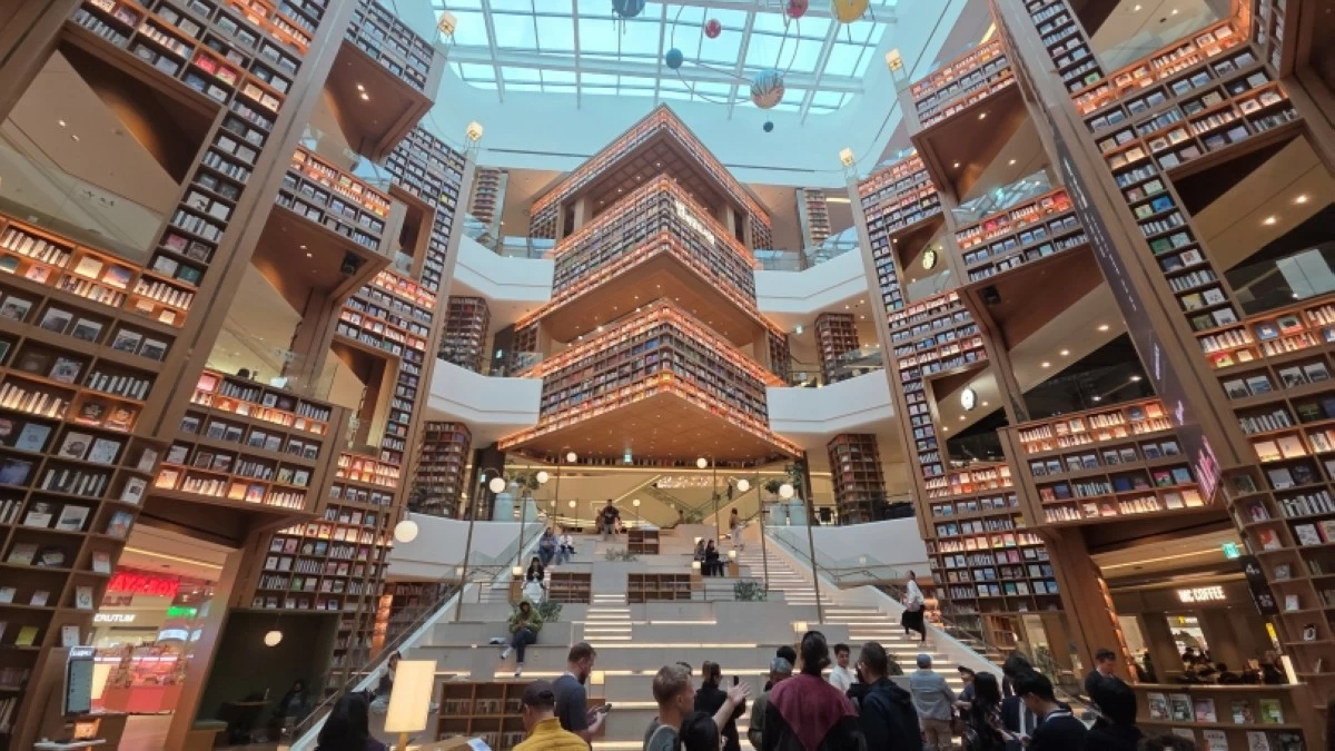 The Starfield Suwon Library in Suwon, South Korea (Jonathan HIcap)