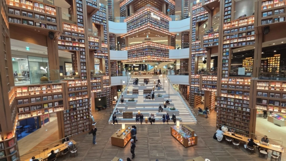 The Starfield Suwon Library in Suwon, South Korea (Jonathan HIcap)