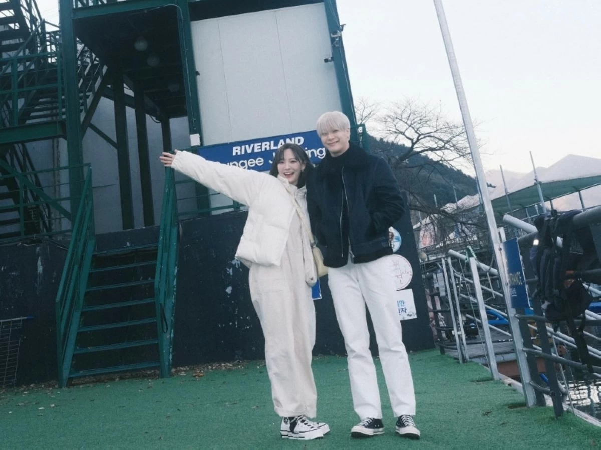 Siblings Moonbin (right) and Moon Sua (Instagram) 