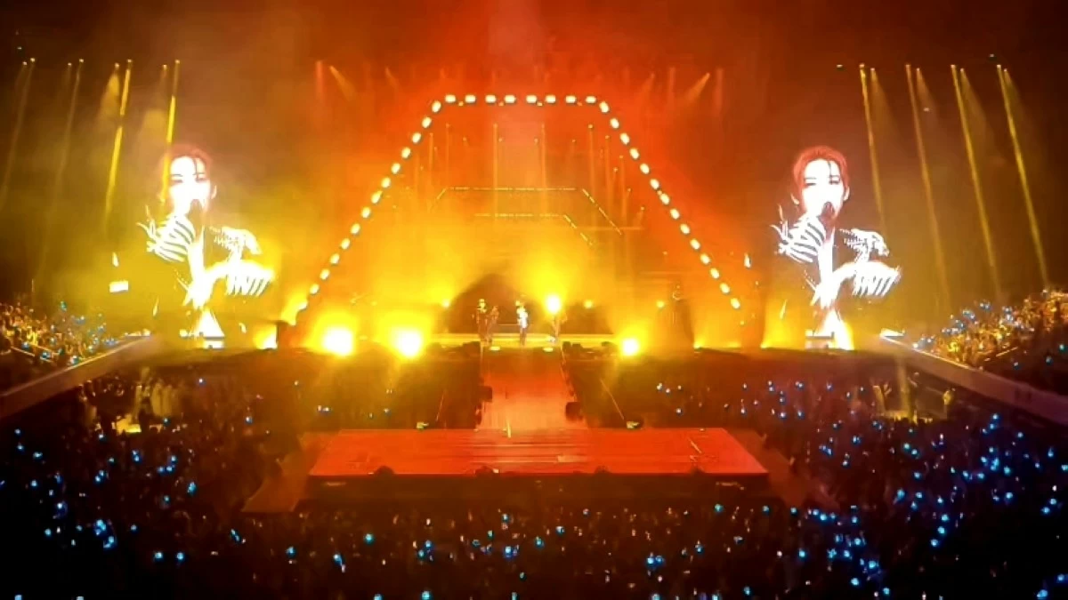 Treasure Pulse on in Manila on April 18 (Screenshot from SM Mall of Asia Arena video) 