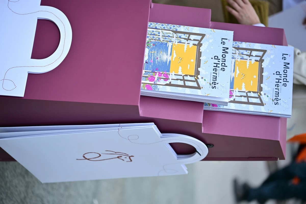 The latest issue of Le Monde d_Hermès were distributed to the guests. (Photo: Hermès)