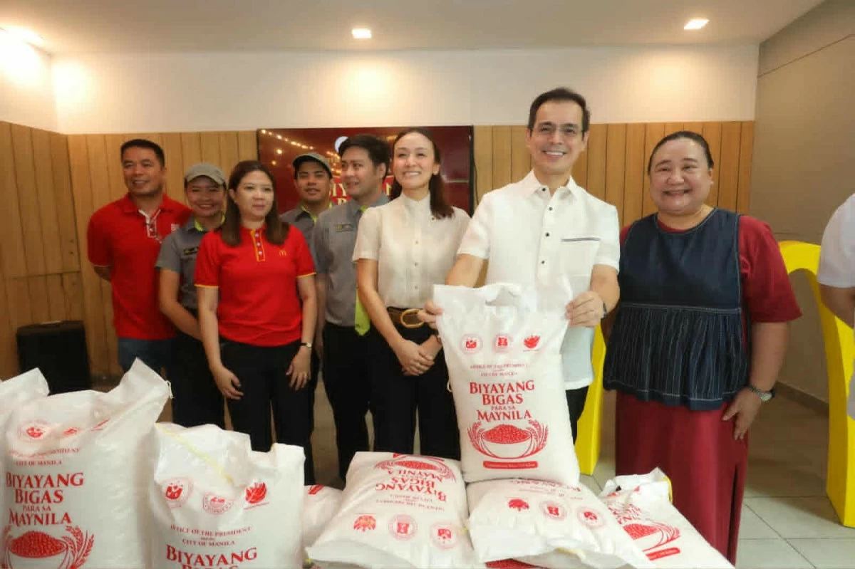 Mayor Isko Moreno joins Manila City officials in distributing rice assistance to worker-beneficiaries under the “Biyayang Bigas para sa Maynila” program at a workplace along UN Avenue, where recipients expressed gratitude for the continued government support amid rising prices of basic goods.