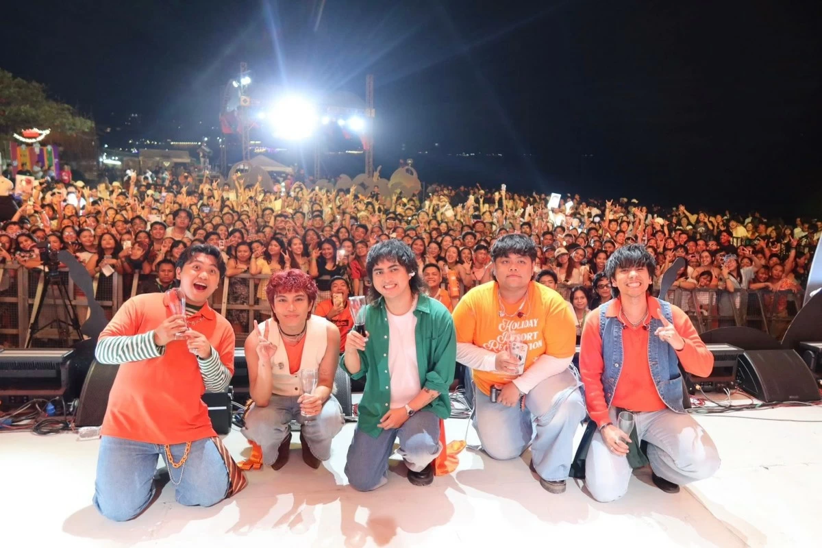 MAKING WAVES Cup of Joe posing with fans at Tang’s Refreshing Rave in San Juan, La Union. (Photo: Cup of Joe/Facebook)
