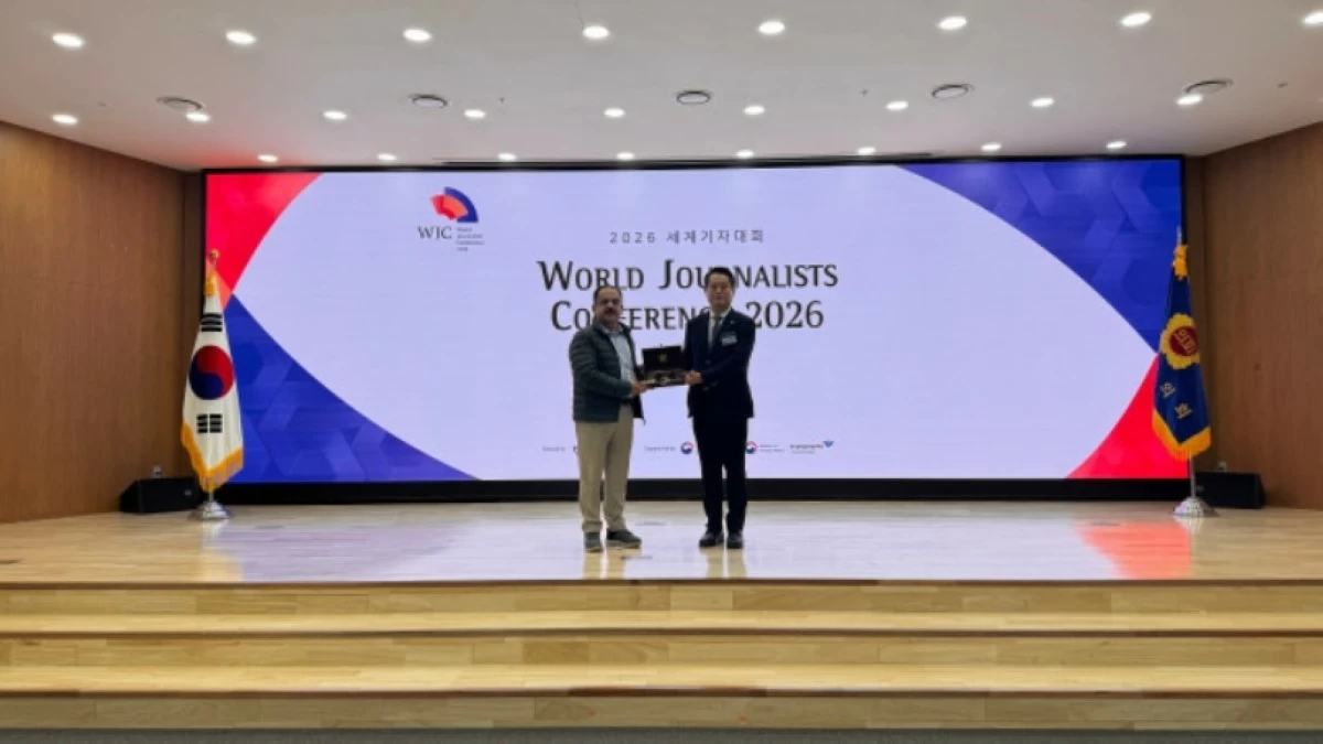 Park Ho-soon, first director of the Legislative Affairs Bureau of the Gyeonggido Assembly, with a journalist (JAK)
