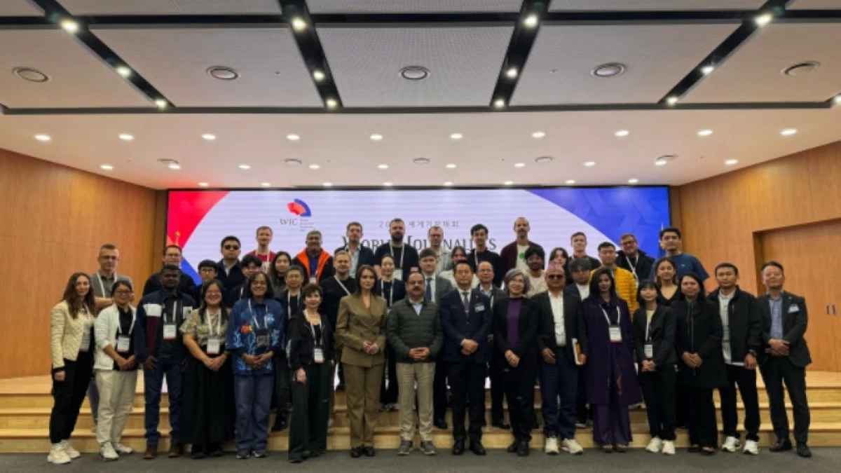 Park Ho-soon, first director of the Legislative Affairs Bureau of the Gyeonggido Assembly, with the delegates of the World Journalists Conference (WJC) 2026 (JAK)