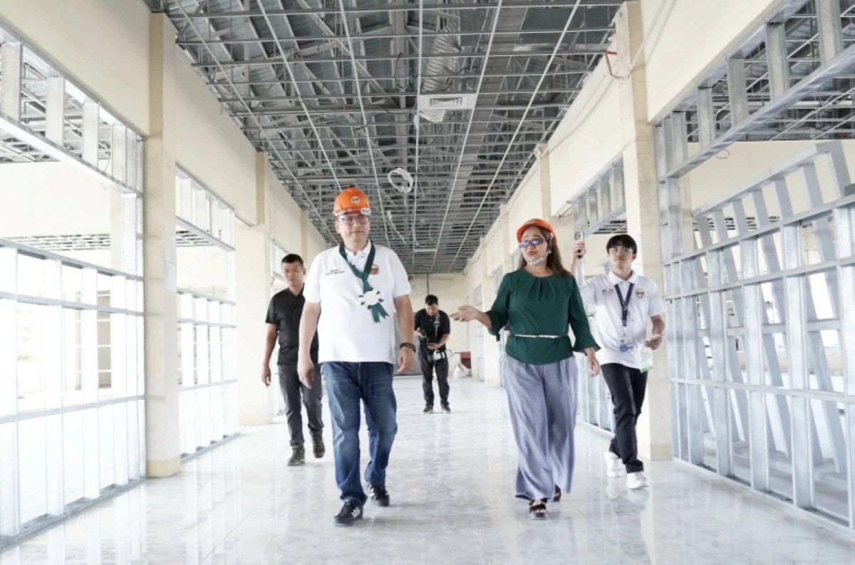 Mayor Ruffy Biazon inspecting the renovations being done at the Pamantasan ng Lungsod ng Muntinlupa (Photo from Mayor Biazon's Facebook account)

