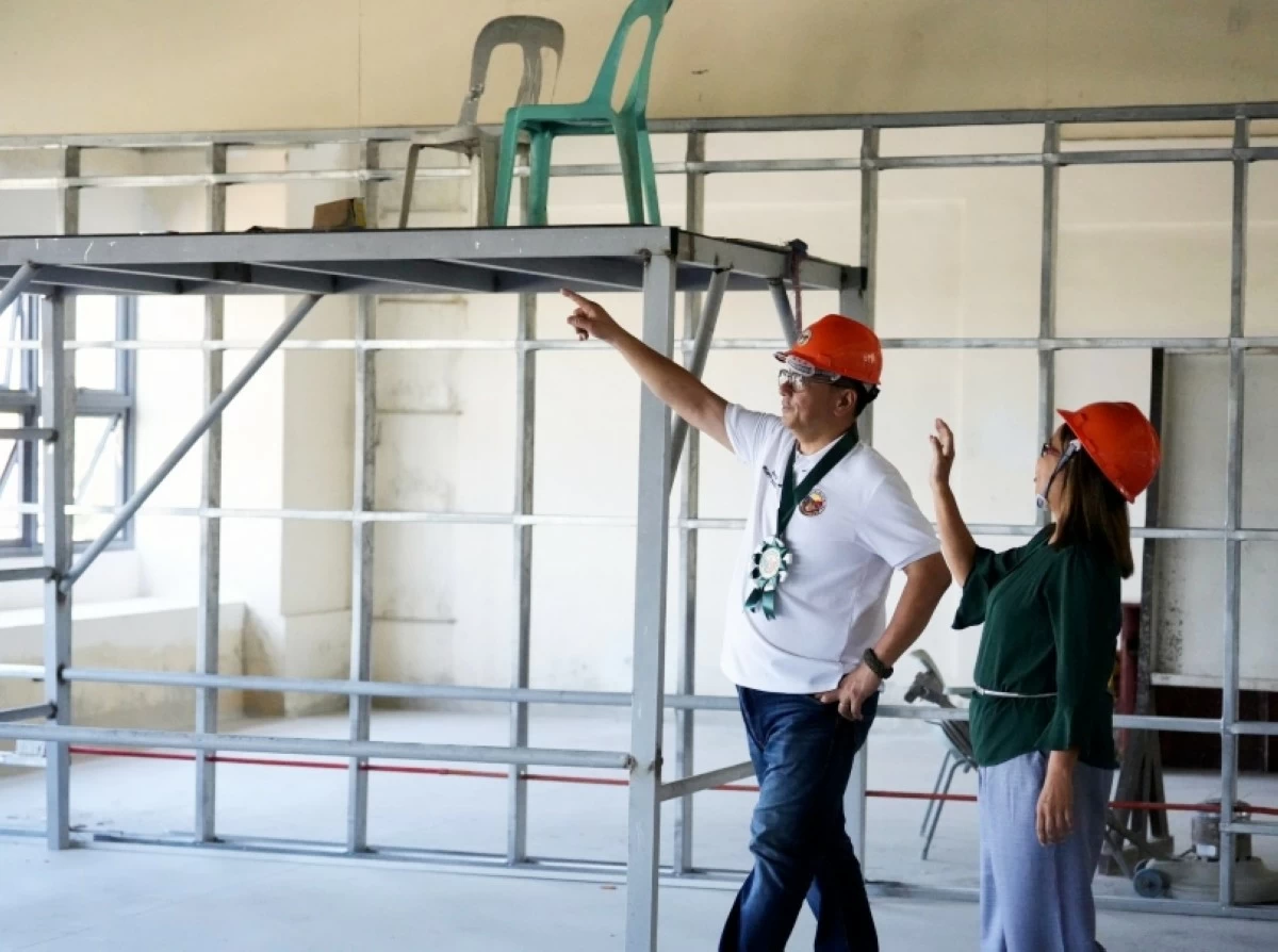 Mayor Ruffy Biazon inspecting the renovations being done at the Pamantasan ng Lungsod ng Muntinlupa (Photo from Mayor Biazon's Facebook account)
