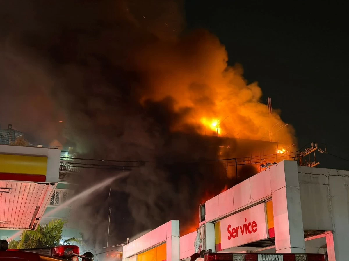 Thick smoke and flames engulf a paint storage facility in Barangay Dalandanan, Valenzuela City on Monday evening, April 20. (Photos courtesy of Valenzuela City/Facebook)