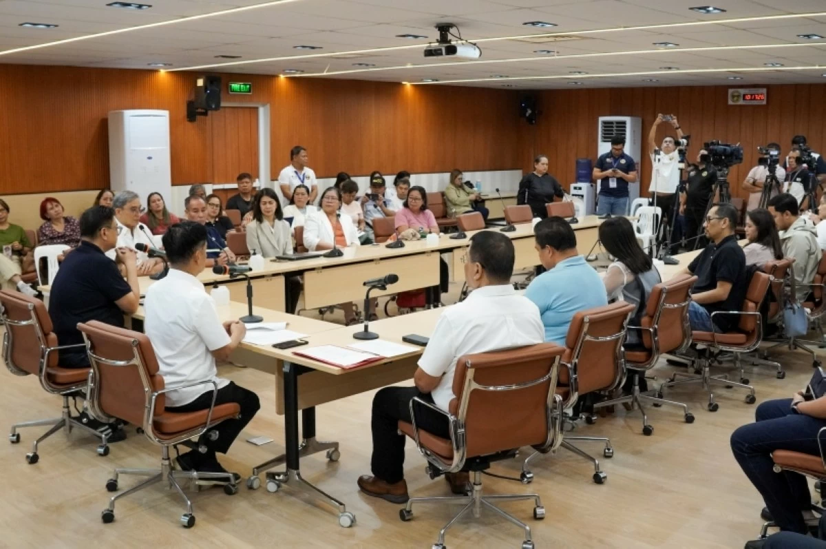 Muntinlupa Mayor Ruffy Biazon during a meeting with Maynilad executives on March 18 to address the water service interruptions (Photo from Muntinlupa PIO) 