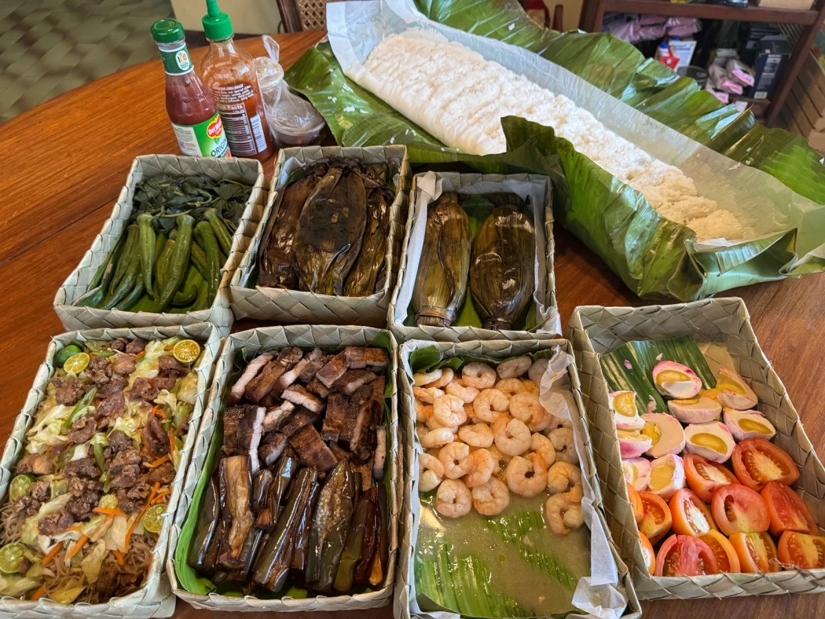 SEAFOOD SPREAD A generous mix of halabos na hipon, pinaputok na tilapia, inihaw na baboy, gising-gising, pancit bihon, steamed rice, salted egg and tomato, talbos ng kamote, nilagang okra, and talong with bagoong. (Photo by the author)