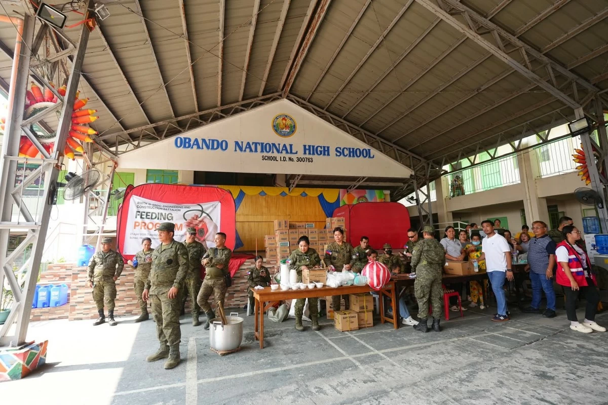 A Valenzuela City feeding program is conducted at Obando National High School, which serves as an evacuation site in Obando, Bulacan, where relief goods and meals are provided to displaced families. (Photo courtesy of the Valenzuela City Government/Facebook)