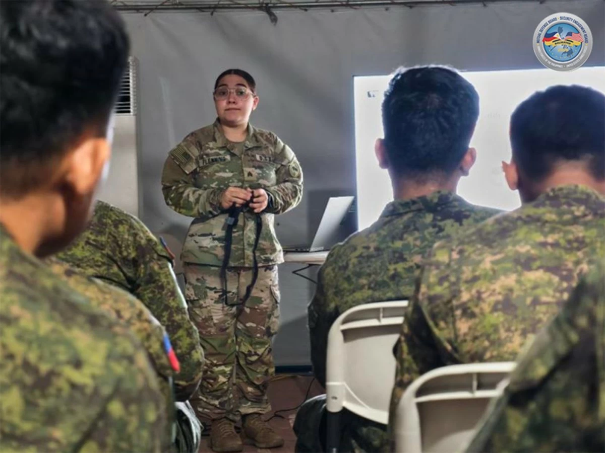 A United States Armed Forces personnel leads an interactive casualty assessment session during the Tactical Combat Casualty Care (TCCC) training on April 20, 2026 at Daniel Z. Romualdez Airport in Tacloban City, Leyte under Exercise Balikatan. (Photo: Armed Forces of the Philippines)