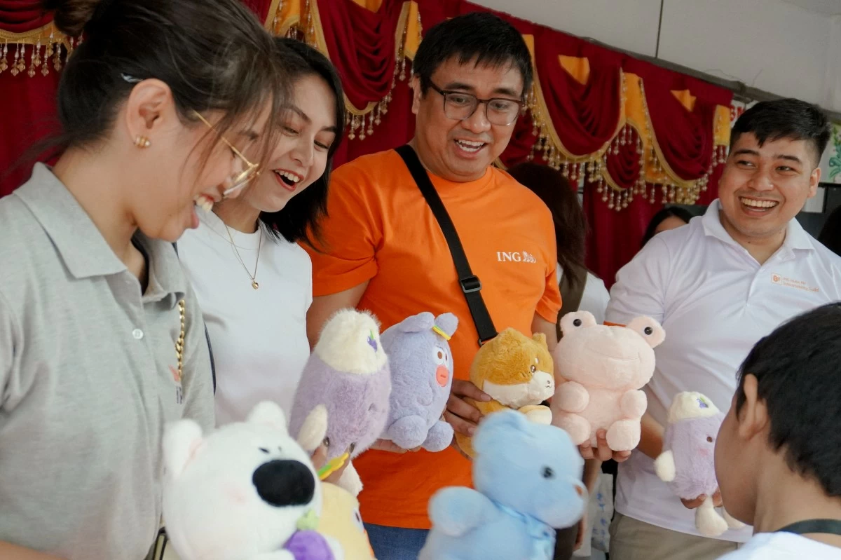 ING Hubs Philippines volunteers engage with students at Dr. Artemio E. Natividad Elementary School.
