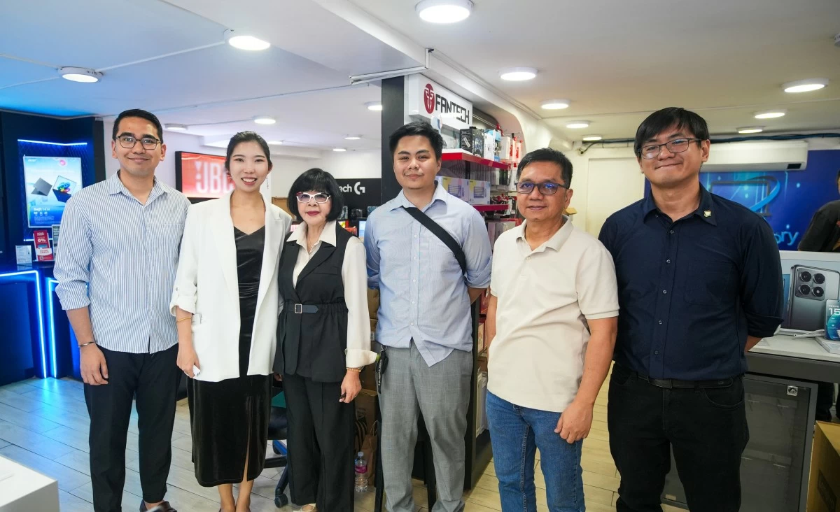 TCL Brand Manager Joseph Cernitchez, TCL Assistant Product Manager Oriana Jang, Circuit
Base President & CEO Margaret Tan Bueno, TCL B2B Sales Officer Alvin Racks Uy, Circuit Base
Executive Officer Jovencito Almendras, and Brand Management Head Dustin Kwan.