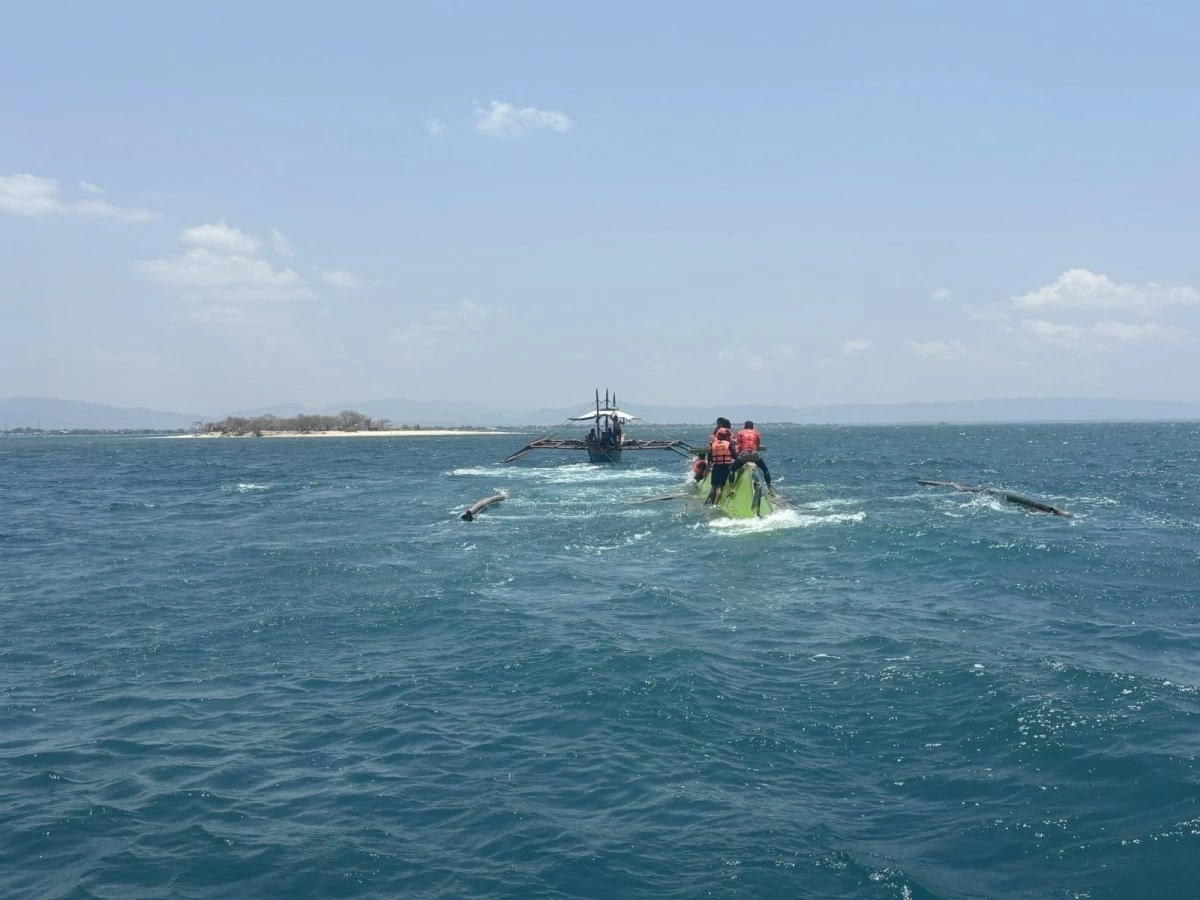 Philippine Coast Guard (PCG) personnel rescue six passengers from a capsized motorbanca off San Jose, Occidental Mindoro on April 22, 2026. (Photo: PCG)