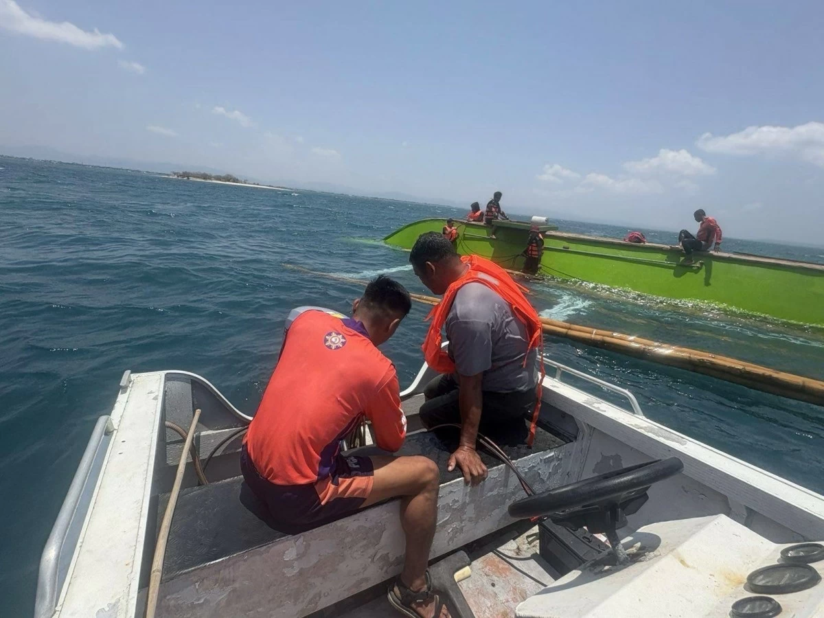 Philippine Coast Guard (PCG) personnel rescue six passengers from a capsized motorbanca off San Jose, Occidental Mindoro on April 22, 2026. (Photo: PCG)