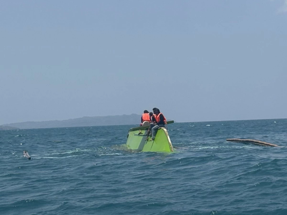 Philippine Coast Guard (PCG) personnel rescue six passengers from a capsized motorbanca off San Jose, Occidental Mindoro on April 22, 2026. (Photo: PCG)
