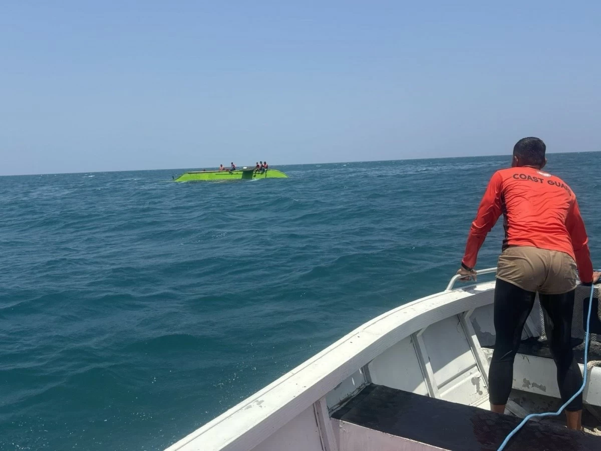 Philippine Coast Guard (PCG) personnel rescue six passengers from a capsized motorbanca off San Jose, Occidental Mindoro on April 22, 2026. (Photo: PCG)