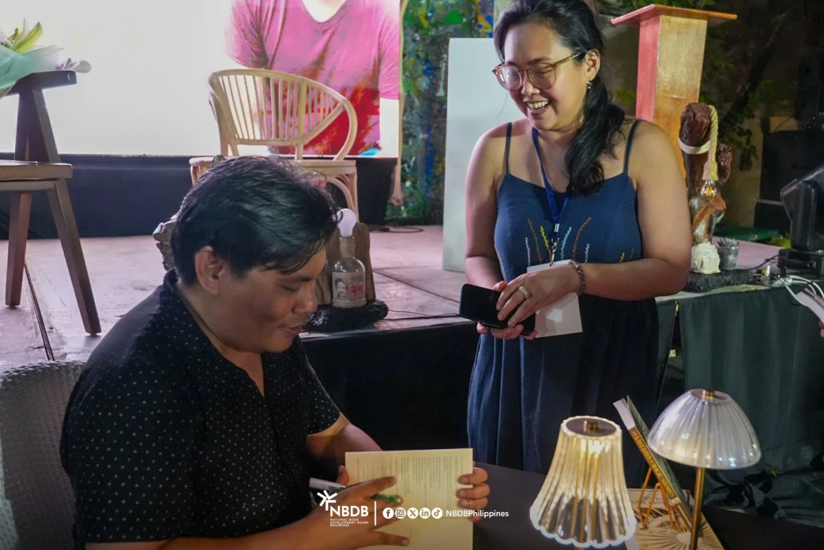 BOOK LAUNCH - Ian Casocot signing a copy for Tahanan Book's Frances Ong.