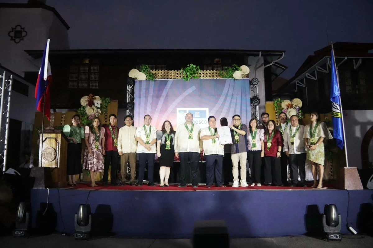 CREATIVE CITY OF LITERATURE - City Officials During the Giving of the Ceremonial Plaque. (Photo by Edgar Allan Zeta-Yap for UNACOM)