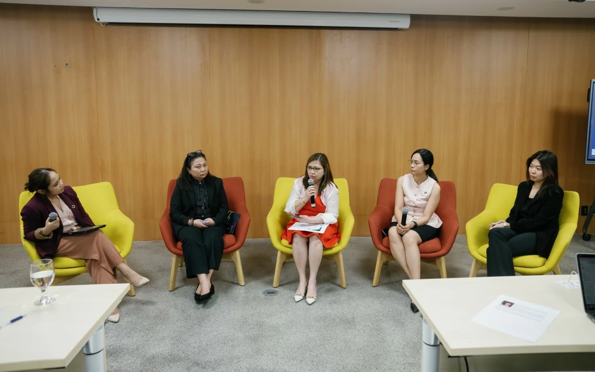 Sustina's Executive Director Anna Reyes, moderating a panel featuring Securities and Exchange Commission (SEC) Director Atty. Rachel Esther Gumtang Remalante, DENR Undersecretary Atty. Analiza Rebuelta-Teh, Campaign Lead for European Chamber of Commerce - Race to Net Zero Philippines Dawn Cabigon