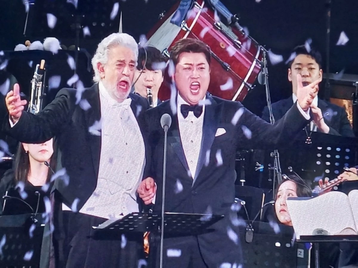 Korean trot singer Kim Ho-joong and opera singer Placido Domingo performing in Busan, South Korea in June 2022 (Photo from Kim Ho-joong's Instagram account) 