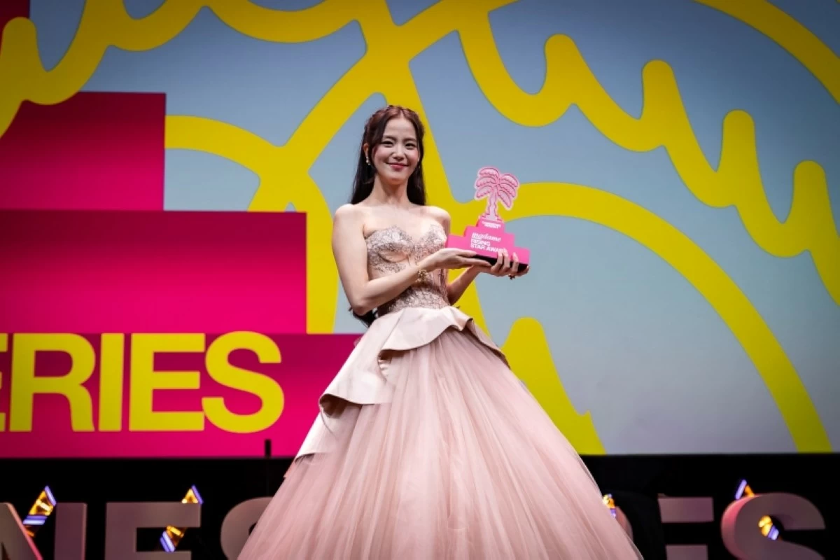 Jisoo holding her Madame Figaro Rising Star Award at the Cannes International Series Festival (Canneseries) in Cannes, France, on April 23 (Photo courtesy of Facebook/Canneseries, Olivier Vigerie, Camilla Canalini, Camille Fermon, Pauline Mourey)  