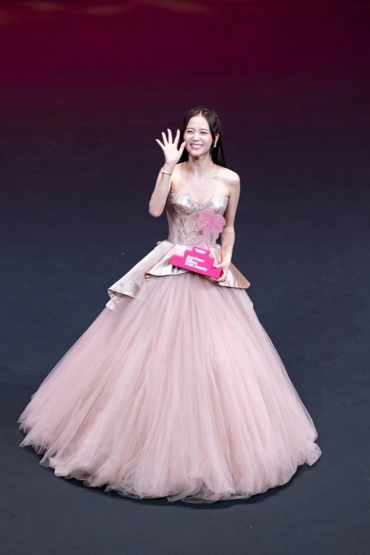 Jisoo holding her Madame Figaro Rising Star Award at the Cannes International Series Festival (Canneseries) in Cannes, France, on April 23 (Photo courtesy of Facebook/Canneseries, Olivier Vigerie, Camilla Canalini, Camille Fermon, Pauline Mourey)  