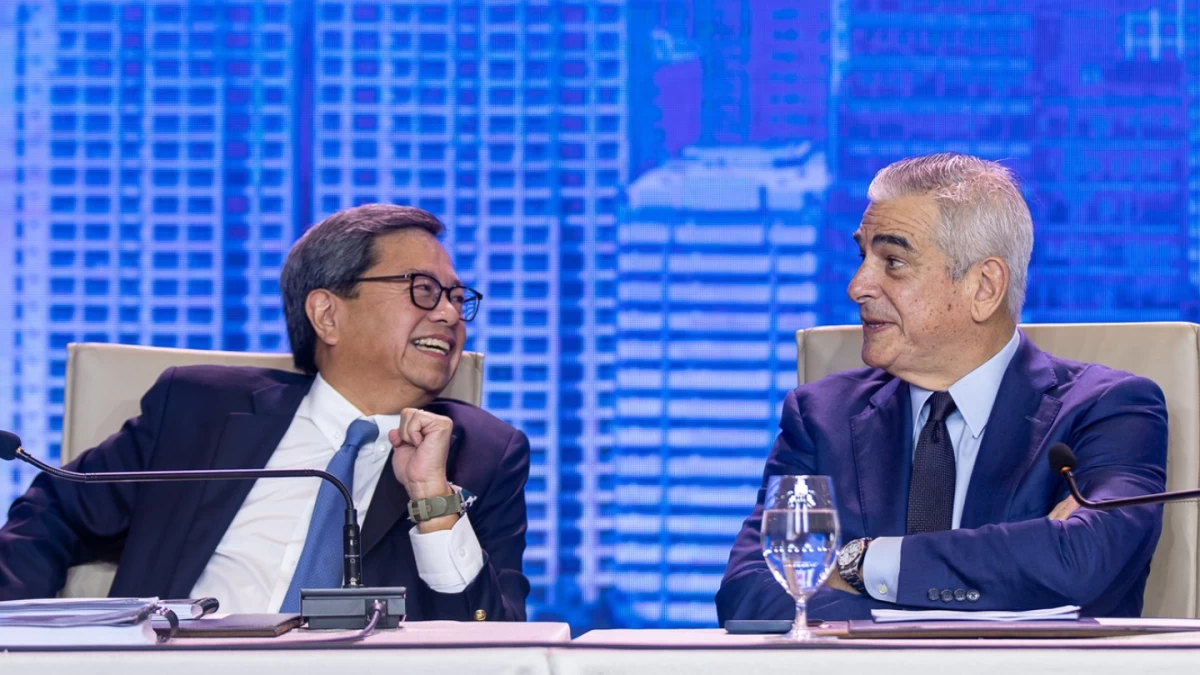 Outgoing Globe Chairman Jaime Augusto Zobel de Ayala with his successor, Cezar “Bong” Consing (left).
