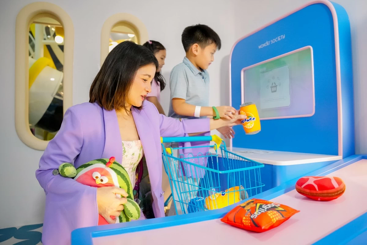 Mom Camille Prats join in the fun (Photos: Nice Print and Everyday Sunday Studios)