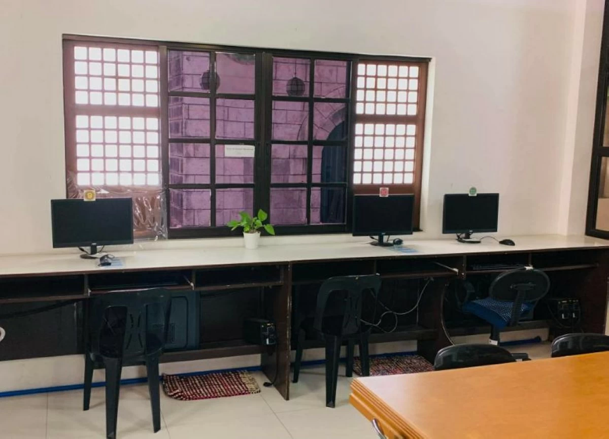 The Binangonan E-library with computer units (Photos from Binangonan LGU)