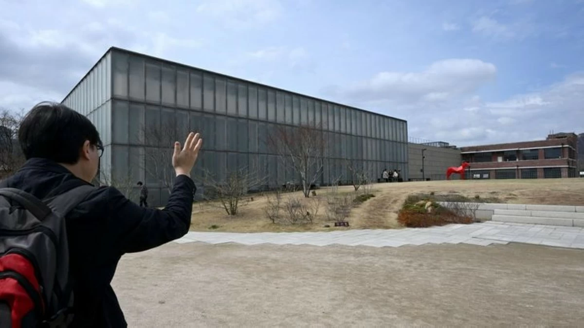 Architect Chun Kyung-hwan speaks about the layout of the National Museum of Modern and Contemporary Art in Seoul’s Jongno District, March 31. (Photo: The Korea Times, Park Ji-yeon)
