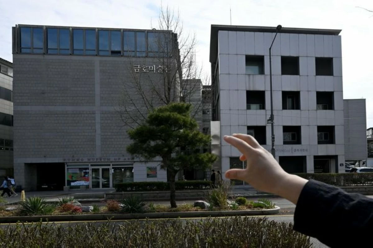Architect Chun Kyung-hwan speaks about the differences between Gallery Hyundai and the Kumho Museum of Art in Seoul’s Jongno District on March 31. (Photo: The Korea Times, Park Ji-yeon)