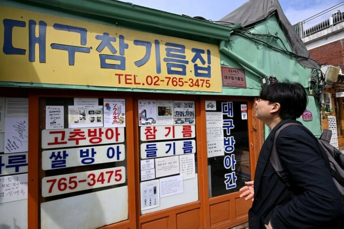 Architect Chun Kyung-hwan speaks about the history of the oldest store on Gyedong-gil in Seoul’s Jongno District, March 31. (Photo: The Korea Times, Park Ji-yeon)