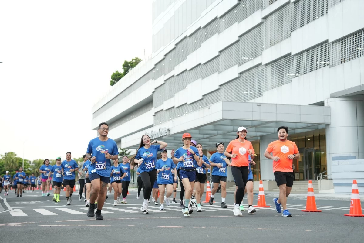 Momentum builds at SM Mall of Asia as runners take over the bay during the SM Active Hub anniversary weekend, turning every stride into a celebration of movement.
