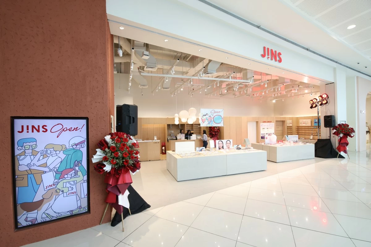 The new Jins design concept for its SM Mall of Asia and SM Aura stores is a modern, minimalist space inspired by JINS’ global store aesthetics of clean lines, brighter ambiance, and improved layout.