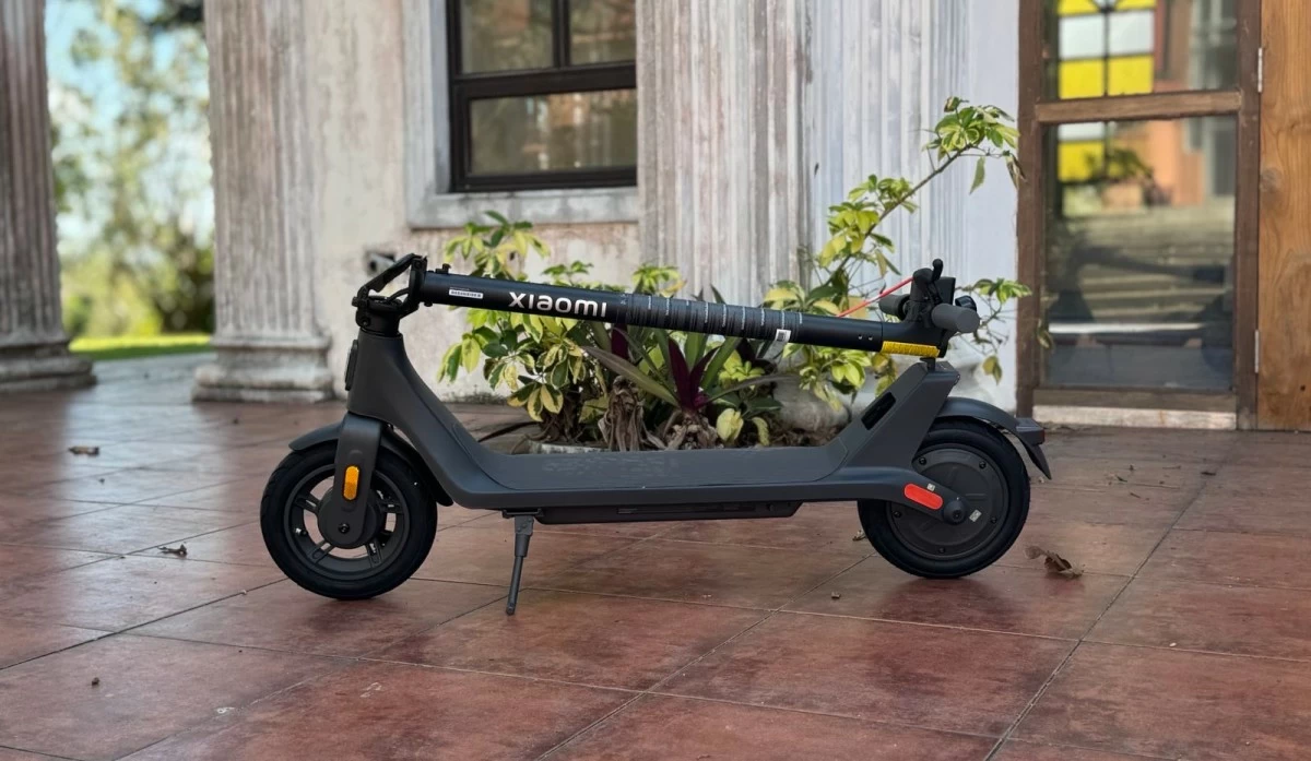 Not only foldable, but its battery can also last—depending on usage—up to around 3 days on a single charge. When it does need powering up, a full charge takes about 5–8 hours.
