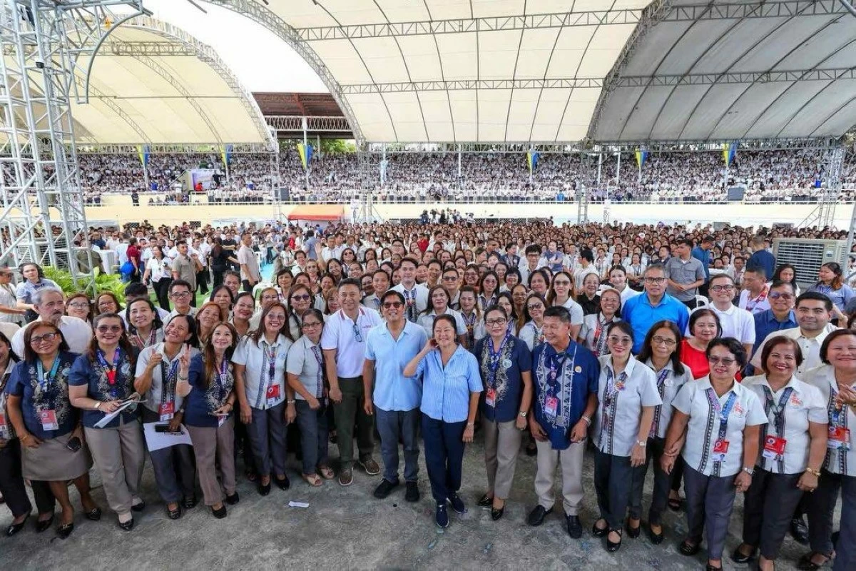 
PRESIDENT Ferdinand R. Marcos Jr., First Lady Liza Araneta Marcos, and DepEd Secretary Sonny Angara during the oath-taking of teachers in Roxas City Monday.  (Secretary Sonny Angara Facebook)

