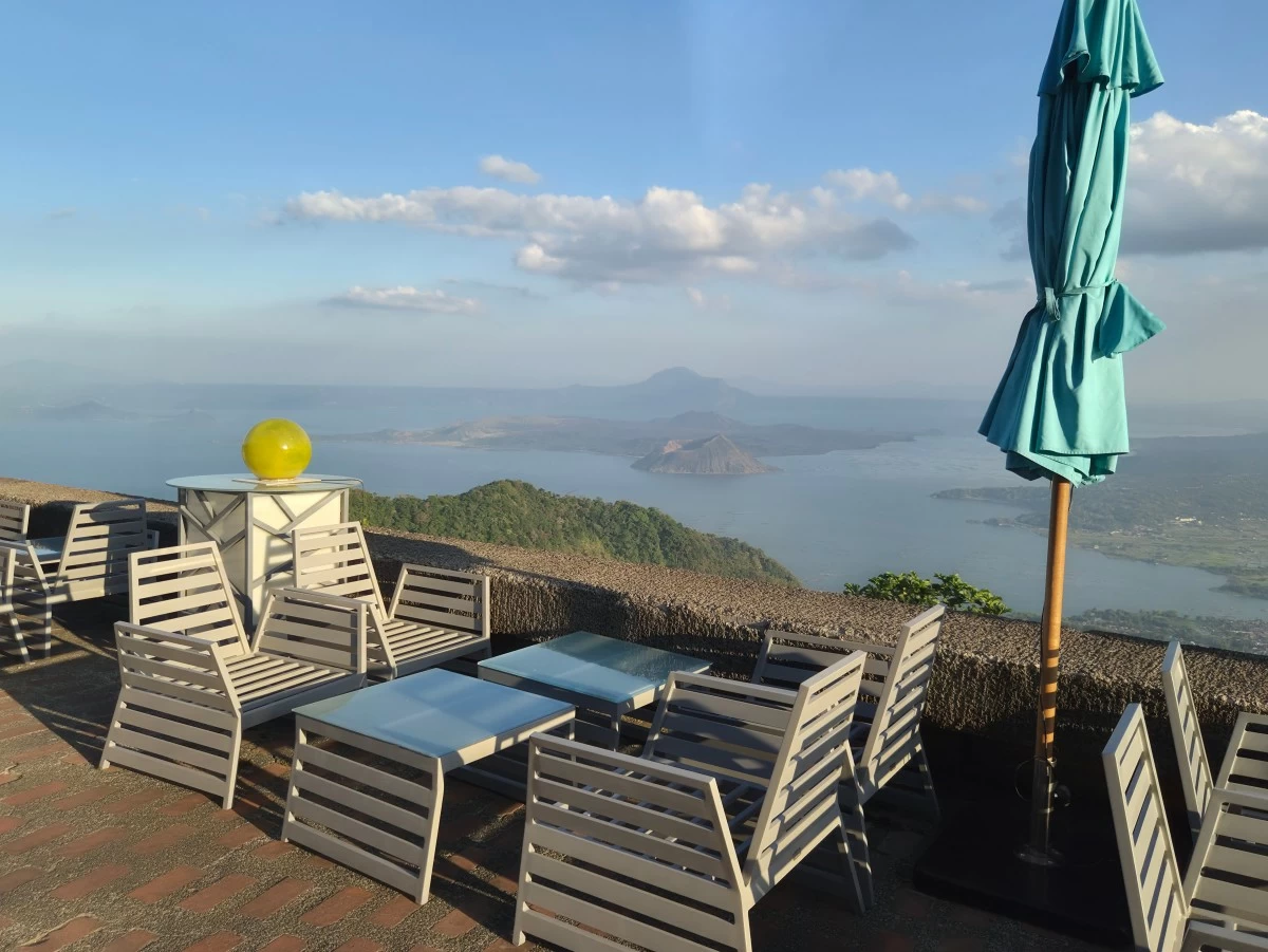 Dine out with a view overlooking Taal Lake. (Photo: Rodmill G. Lopez)