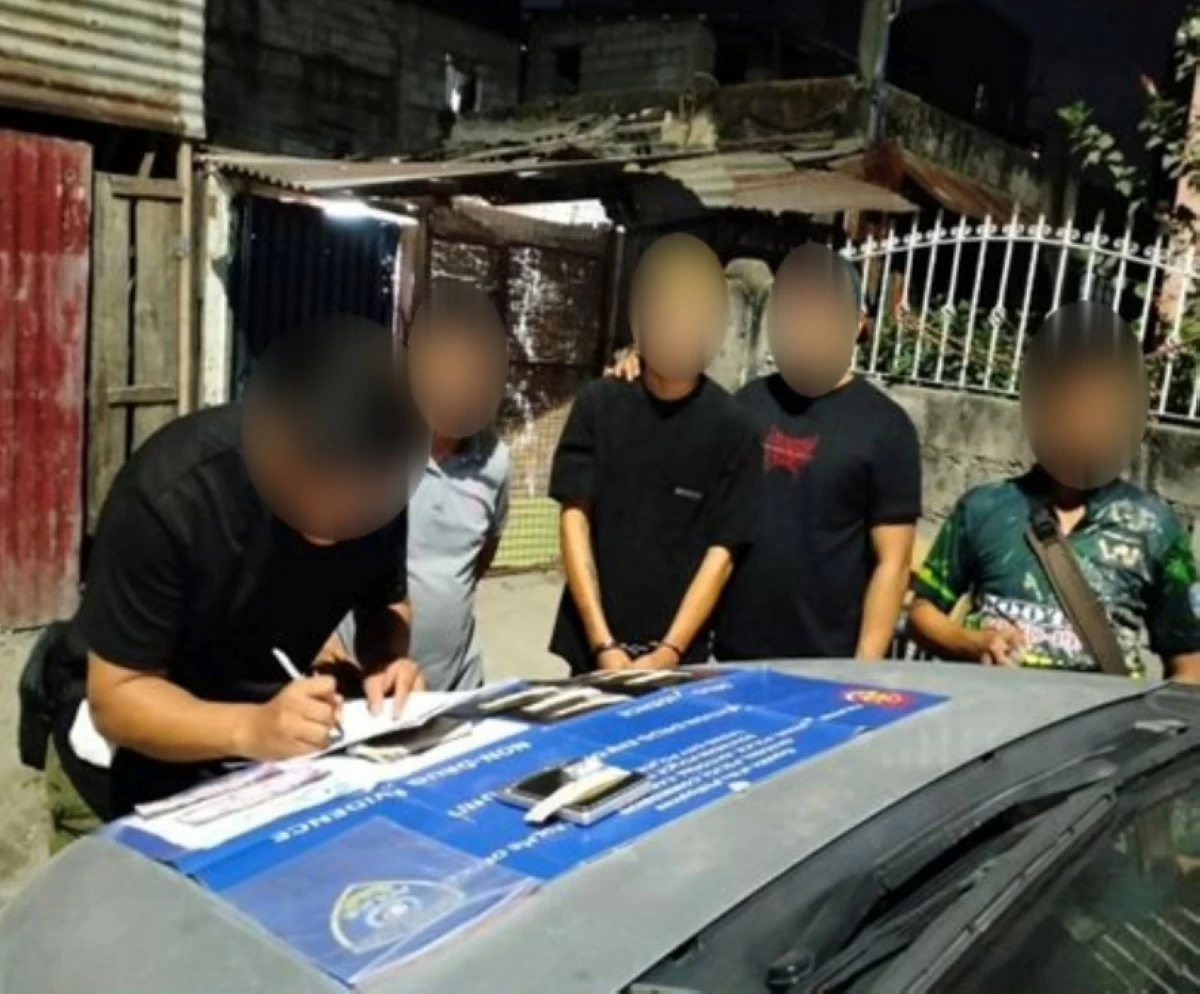 The Taguig police with the suspect on April 25 (Photo from Taguig police / SPD) 