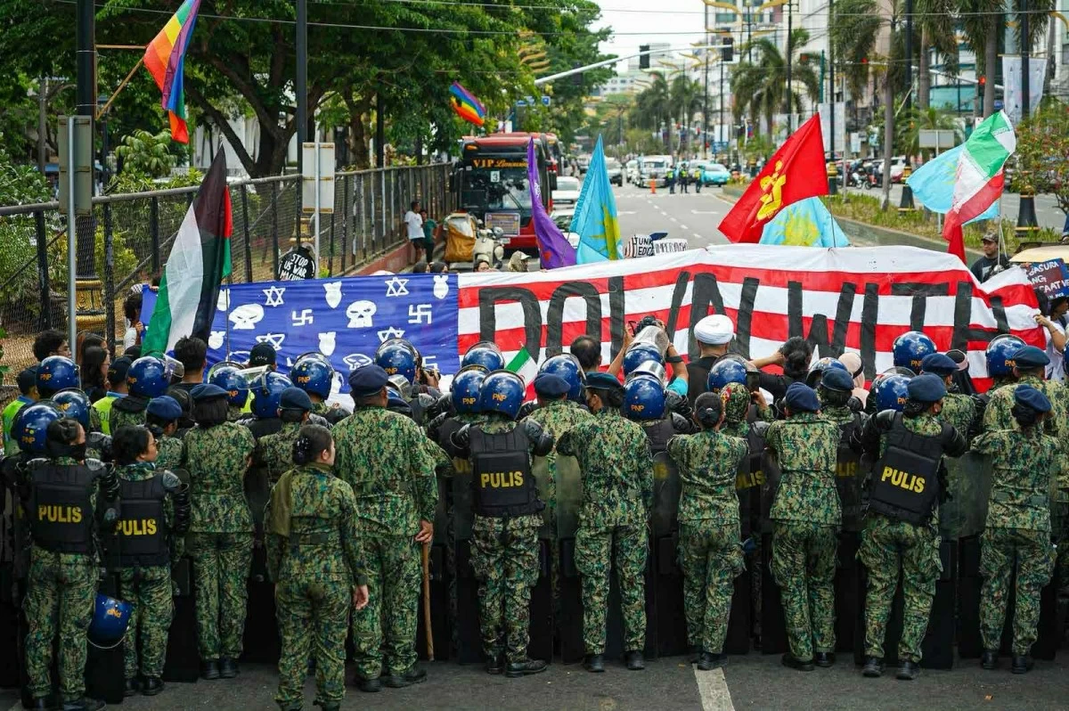 Youth march for peace in Manila, reject US military deals