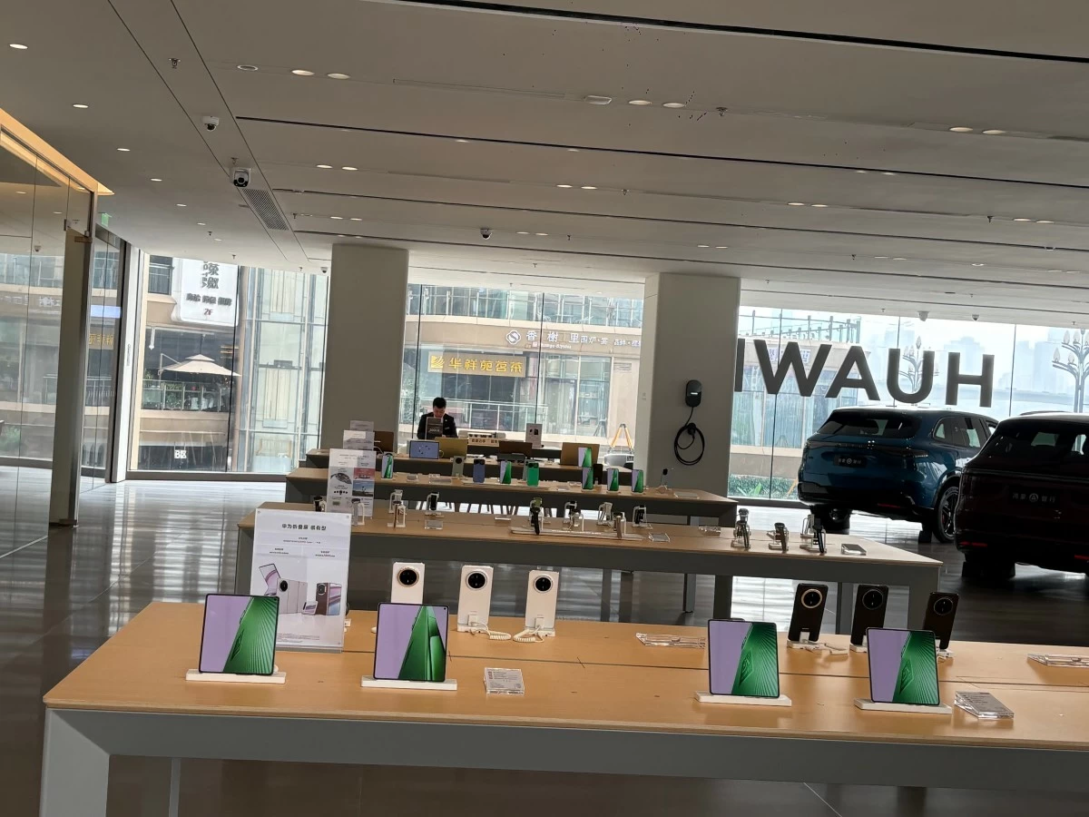 Huawei phones and gadgets stand out with a sleek, luxurious look paired with innovative features. (Photo: Badette M. Cunanan/Manila Bulletin)