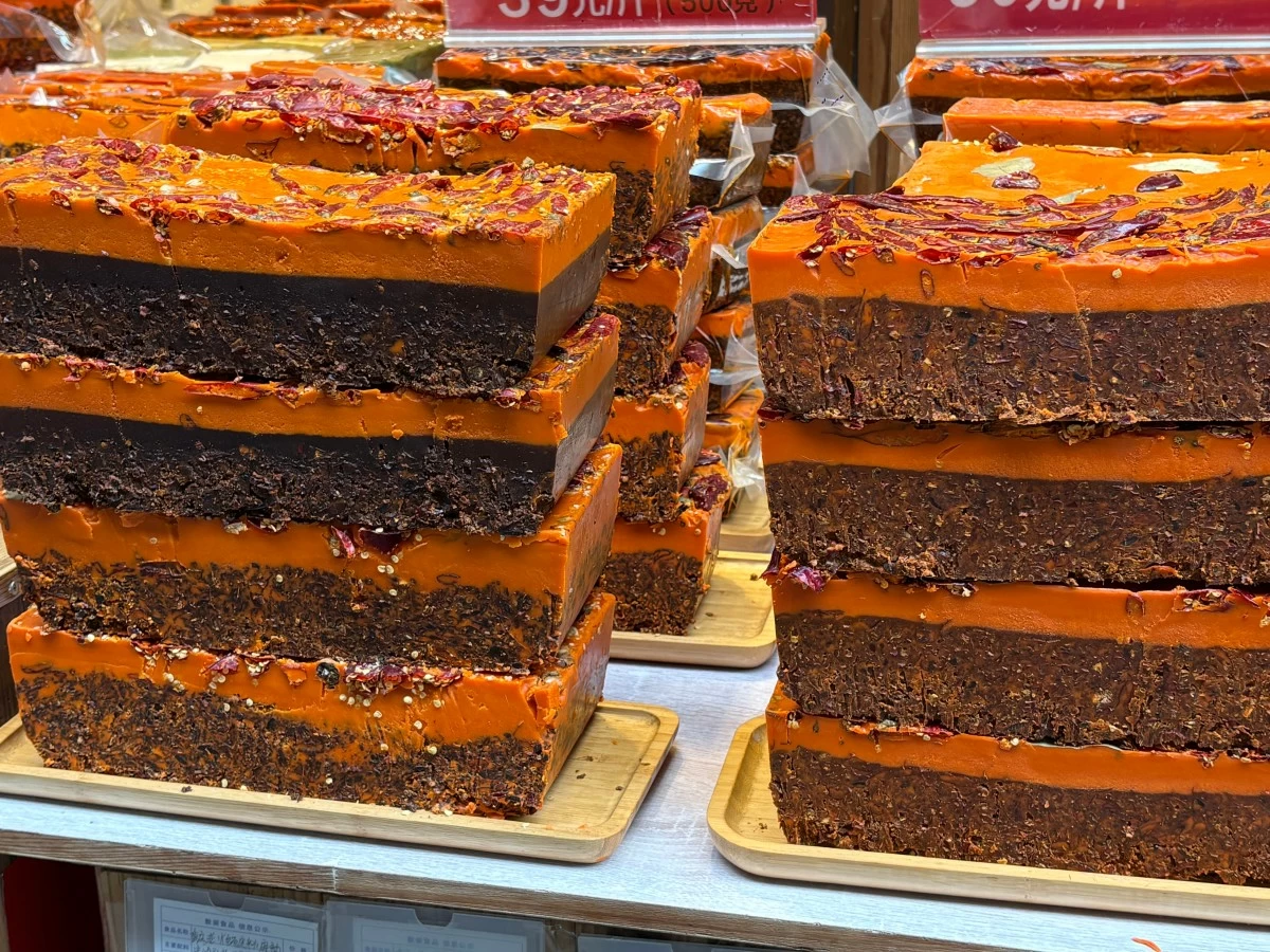 The city’s signature hotpot, known for its bold spice, begins with soup bases found in almost every street stall. (Photo: Badette M. Cunanan/Manila Bulletin)