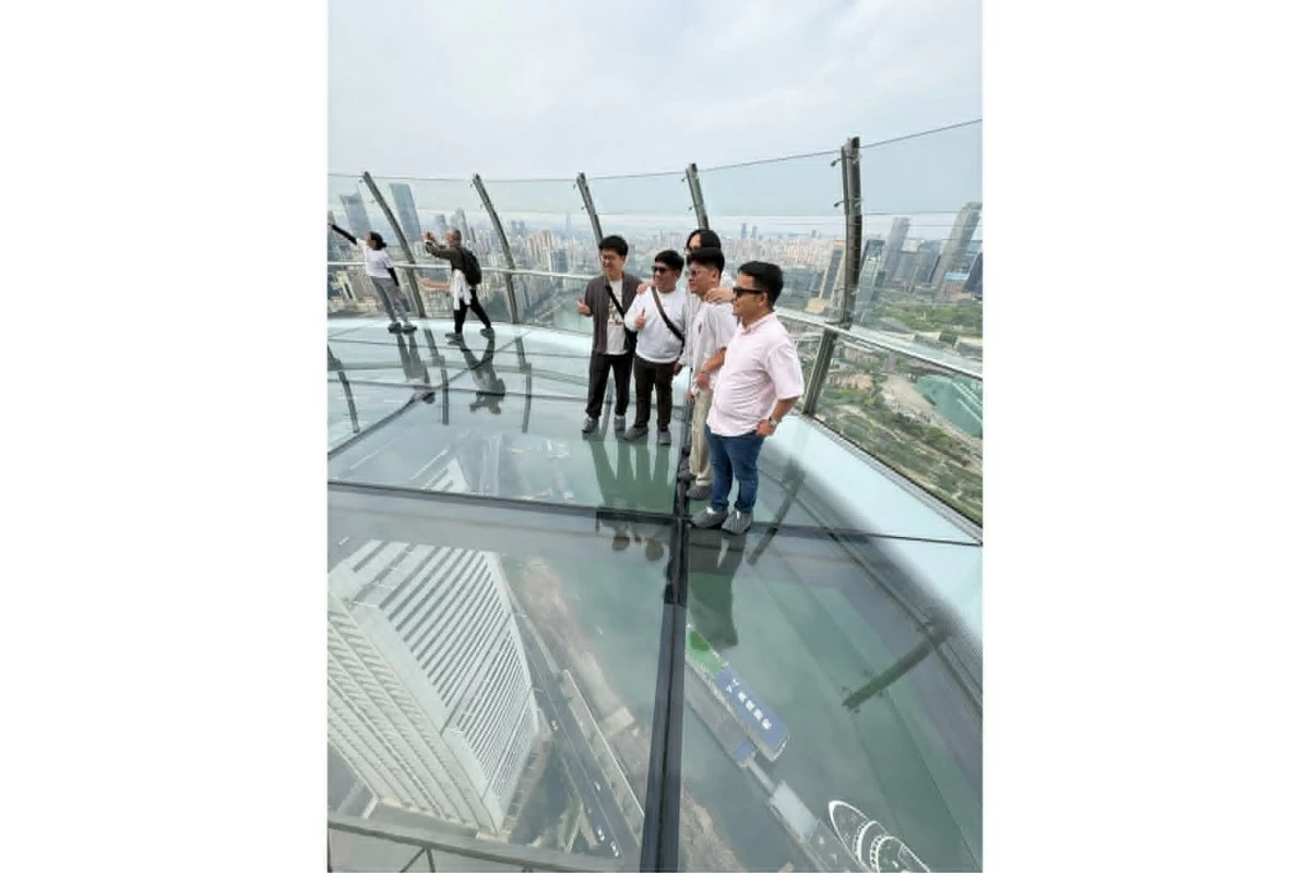 The Raffles City Chongqing Sky View observation deck delivers a breathtaking, adrenaline‐charged panoramic of the city below. (Photo: Badette M. Cunanan/Manila Bulletin)