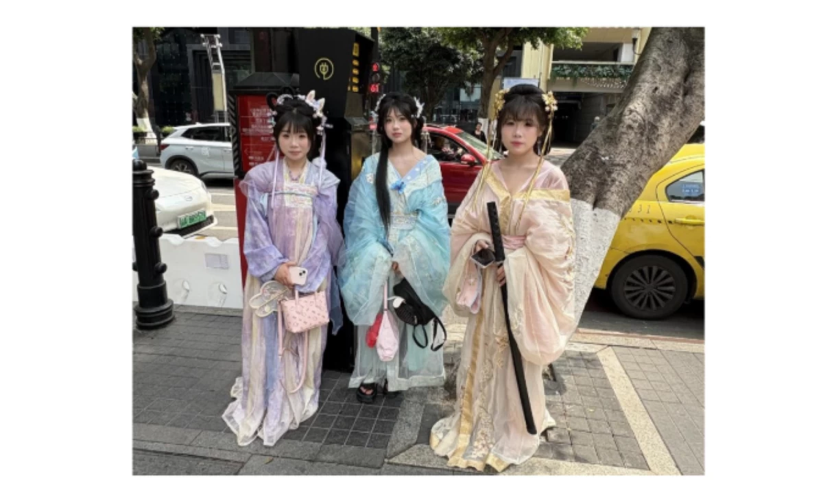 Many young people, often called ‘Hanfu enthusiasts,’ wear these outfits to celebrate Chinese traditional culture and express their cultural identity. (Photo: Badette M. Cunanan/Manila Bulletin)