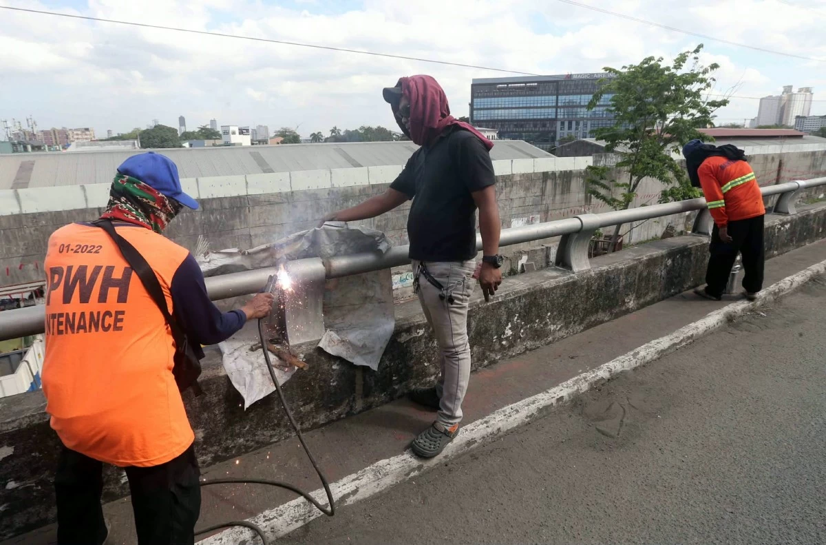 Missing steel railings are seen along the Nagtahan Link flyover in Pandacan, Manila, posing safety risks to motorists and pedestrians. (Photos takem by Mark Balmores/Manila Bulletin) 